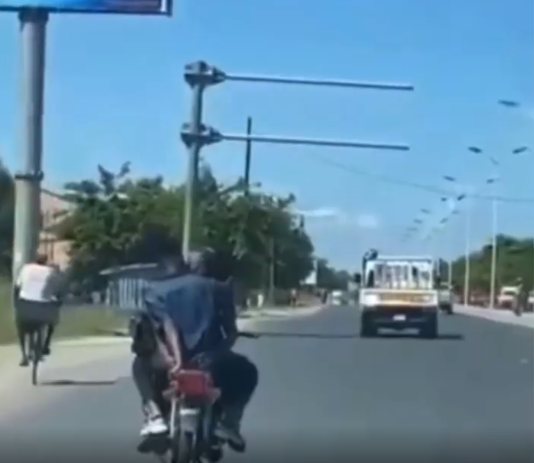 Couple seen k!ssing on a moving motorcycle (video)