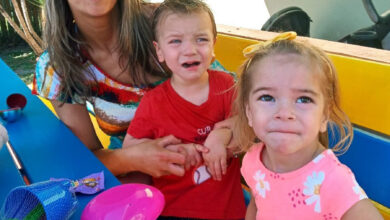 Decomposing bodies of mom and her 3-year-old twins found in car outside Florida apartment