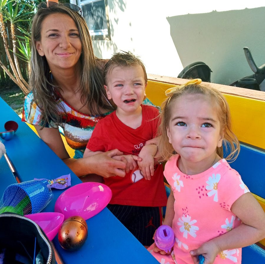 Decomposing bodies of mom and her 3-year-old twins found in car outside Florida apartment