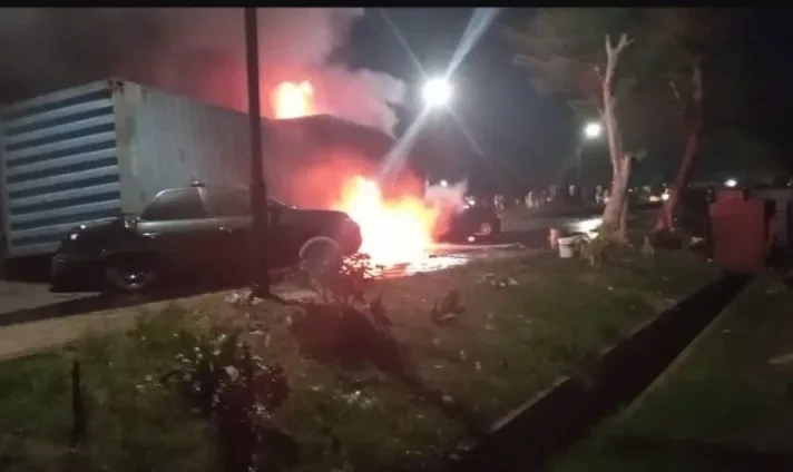 Seven persons trapped as container falls on three cars in Lagos (video)