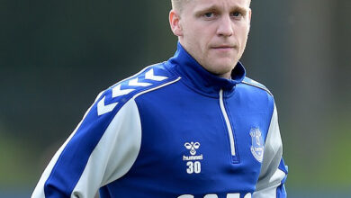 Manchester United star Donny van de Beek offers to pay to rent out a house for refugees from Ukraine