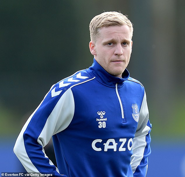 Manchester United star Donny van de Beek offers to pay to rent out a house for refugees from Ukraine