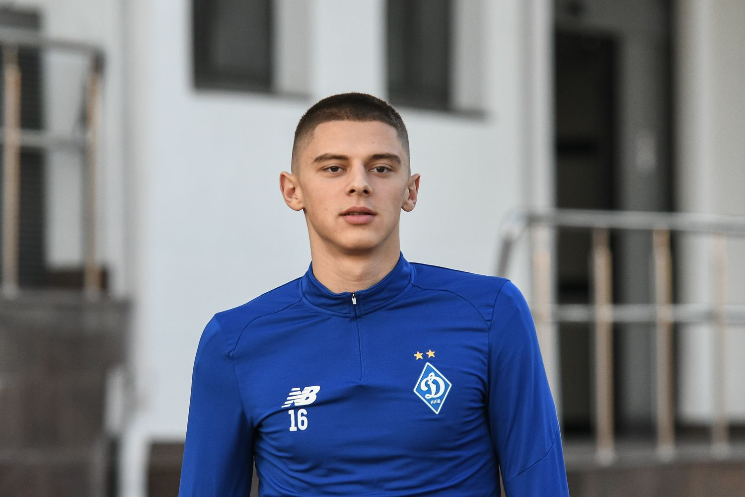 Manchester United star Donny van de Beek offers to pay to rent out a house for refugees from Ukraine