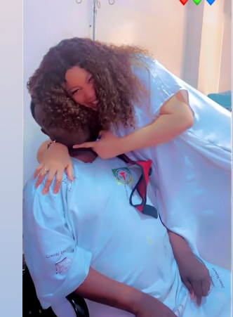 Actress Monalisa pays a visit to sick Mr. Ibu in the  hospital, sad and happy (Photos, videos)