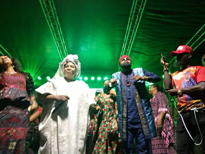 Gospel Artiste Chinyere Udoma, Chief Ndubuisi Bury Father At 92 Amidst Tears