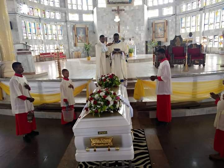 Gospel Artiste Chinyere Udoma, Chief Ndubuisi Bury Father At 92 Amidst Tears