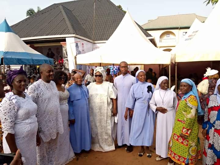 Gospel Artiste Chinyere Udoma, Chief Ndubuisi Bury Father At 92 Amidst Tears