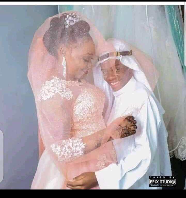 19 years old boy got married to a 40 years old lady.