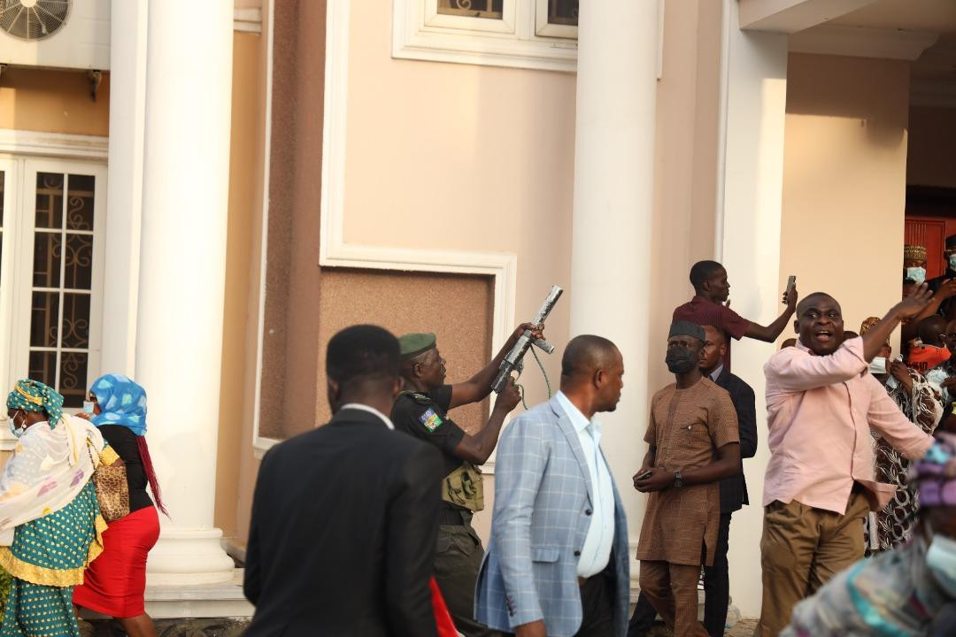 Moment EFCC fired gunshots and teargas as they forcefully entered Abuja home of Senator Rochas Okorocha (video)