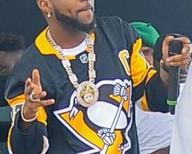 Money doesn’t give you the right to treat people with less any differently. Be kind – Davido