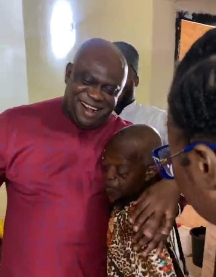 Breaking News: OPM Pastor finally receivs homeless Nollywood Actor 