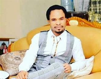 Breaking News: popular  Prophet Odumeje spotted been beating in public ( video)