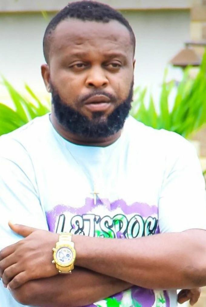 You employes a Cameraman to video you in a burial just to cry and upload it on your IG na waoo Nollywood Actors with fake life. (Actor Kevin Uvo)