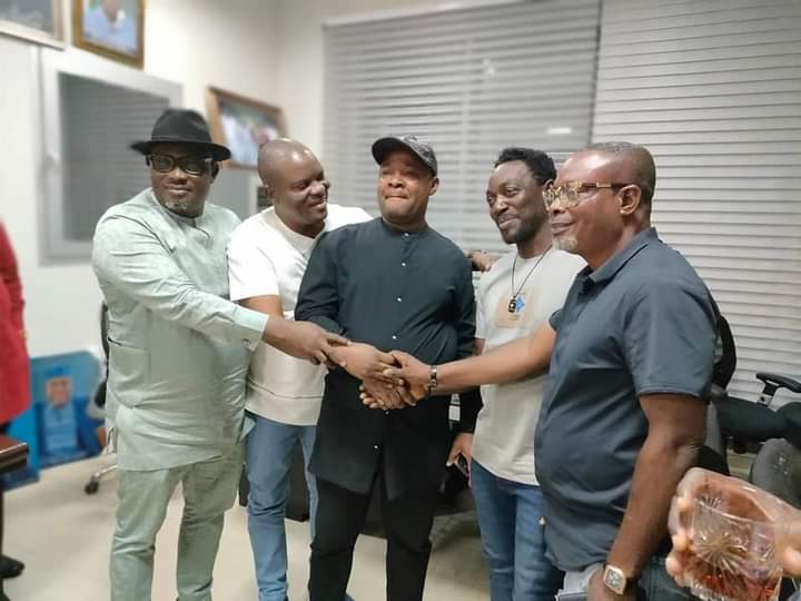 Hon Lucky Yobougha settles fight between Ijaw Musician King Pereama freetown and Jking in Government House.