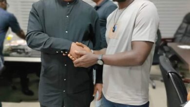 Hon Lucky Yobougha settles fight between Ijaw Musician King Pereama freetown and Jking in Government House.