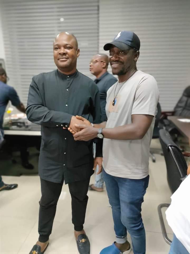 Hon Lucky Yobougha settles fight between Ijaw Musician King Pereama freetown and Jking in Government House.