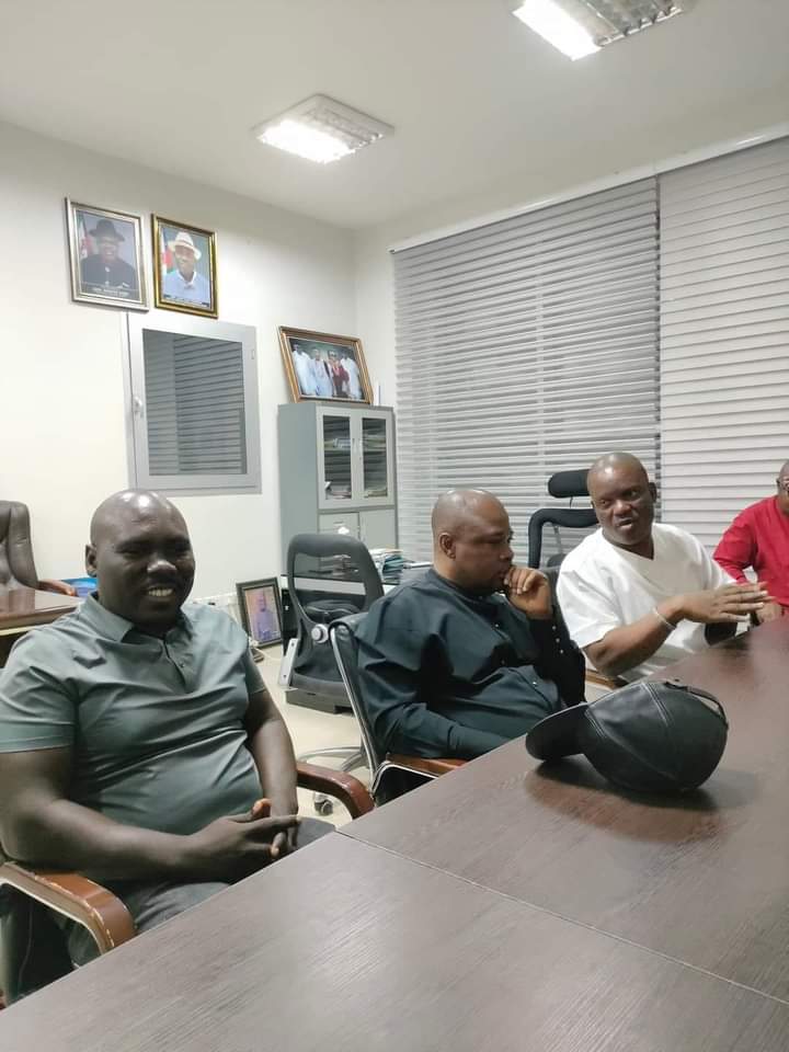 Hon Lucky Yobougha settles fight between Ijaw Musician King Pereama freetown and Jking in Government House.