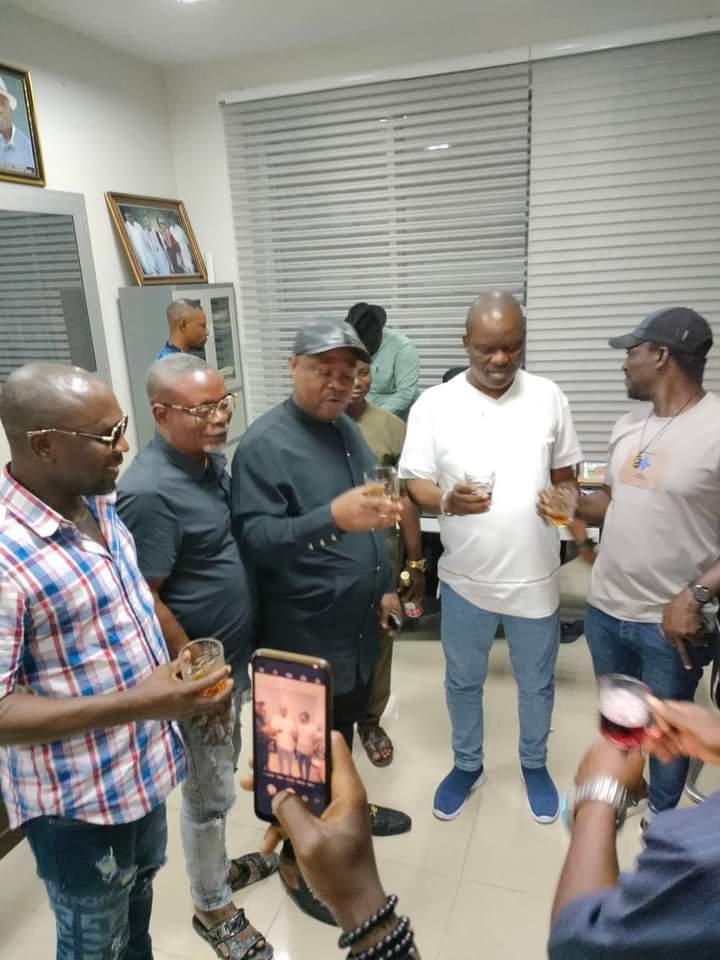 Hon Lucky Yobougha settles fight between Ijaw Musician King Pereama freetown and Jking in Government House.