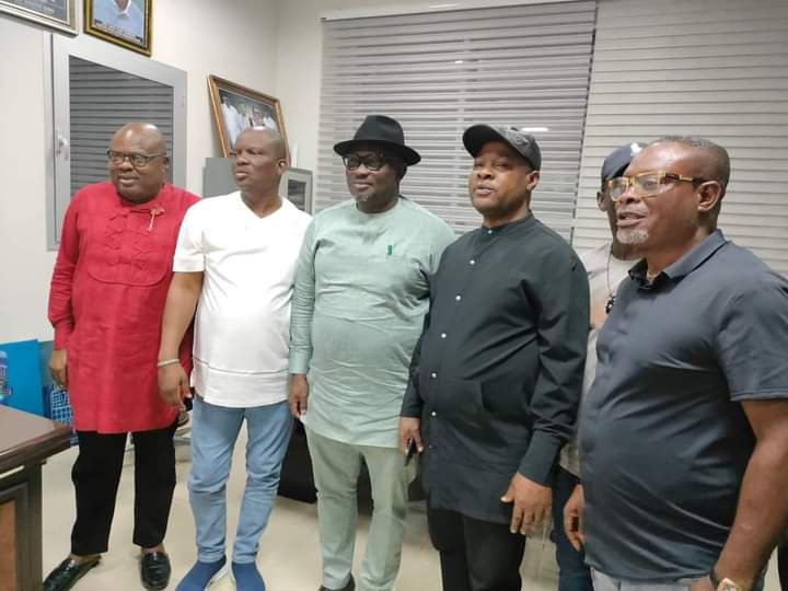 Hon Lucky Yobougha settles fight between Ijaw Musician King Pereama freetown and Jking in Government House.