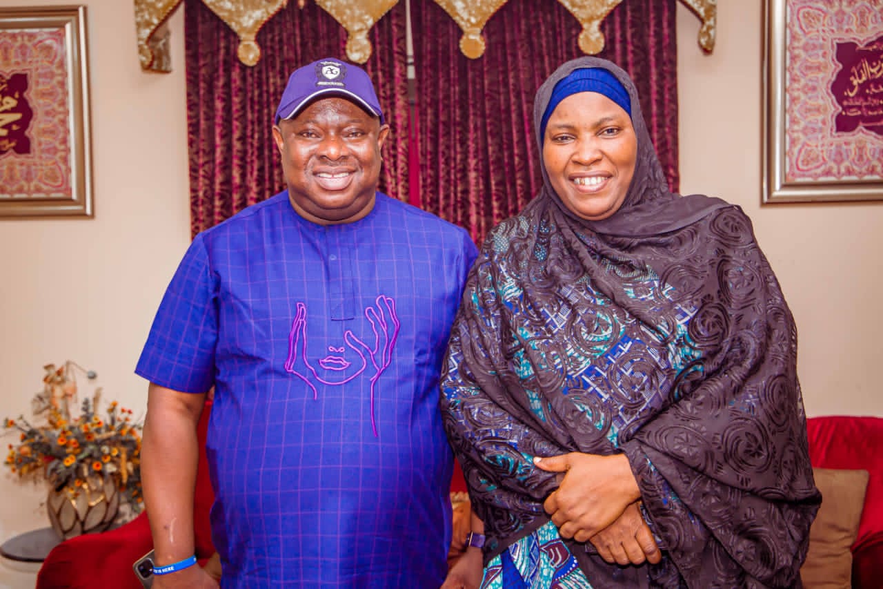 THE NATIONAL DEPUTY WOMAN LEADER OF APC RECEIVED IN AUDIENCE CHIEF PASTOR REUBEN CLIFFORD WILSON AHEAD OF CAMPAIGNS.