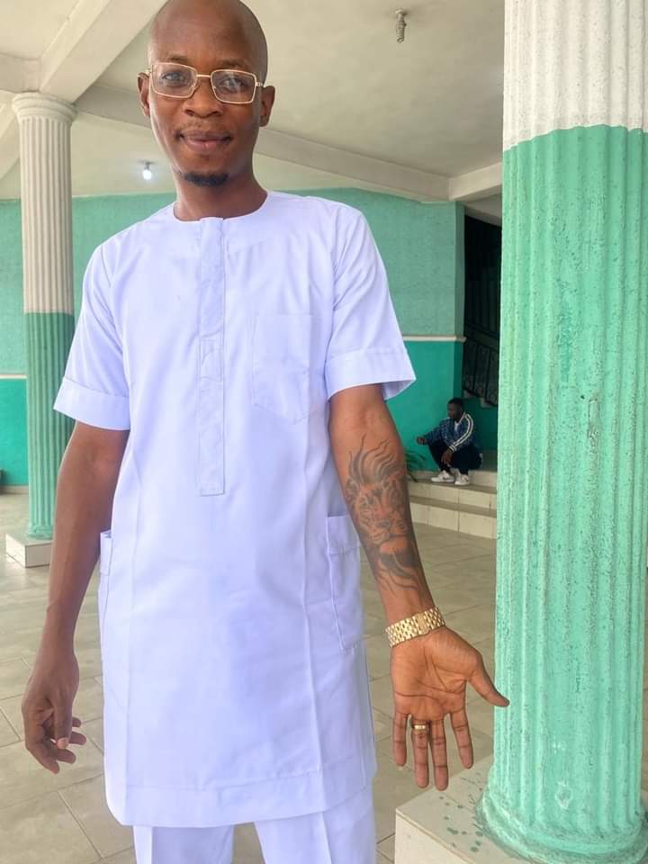 A Pastor stops popular Artist Jah Wondah  from performing  in  Church for having Tattoo in his hands  but asked him to put just offering and go.
