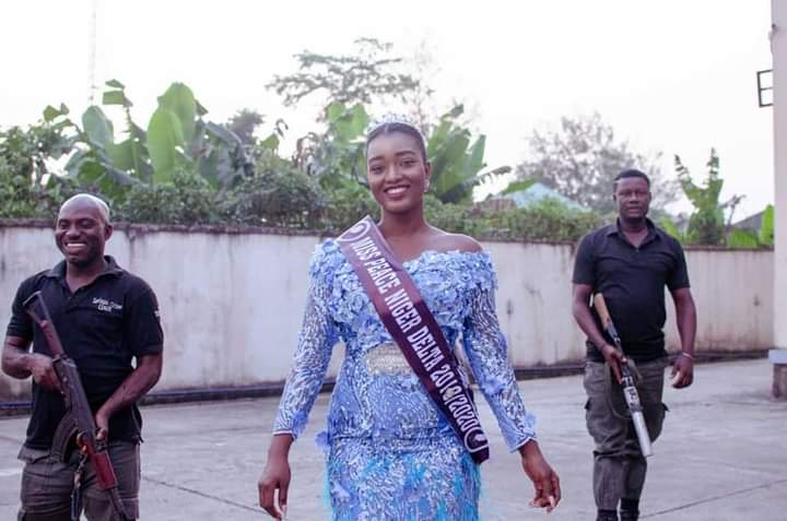 Miss Peace Niger Delta & founder leaders of tomorrow Tonwerigha Tamarabrakemi distributed food items to affected flood victims in Bayelsa State.