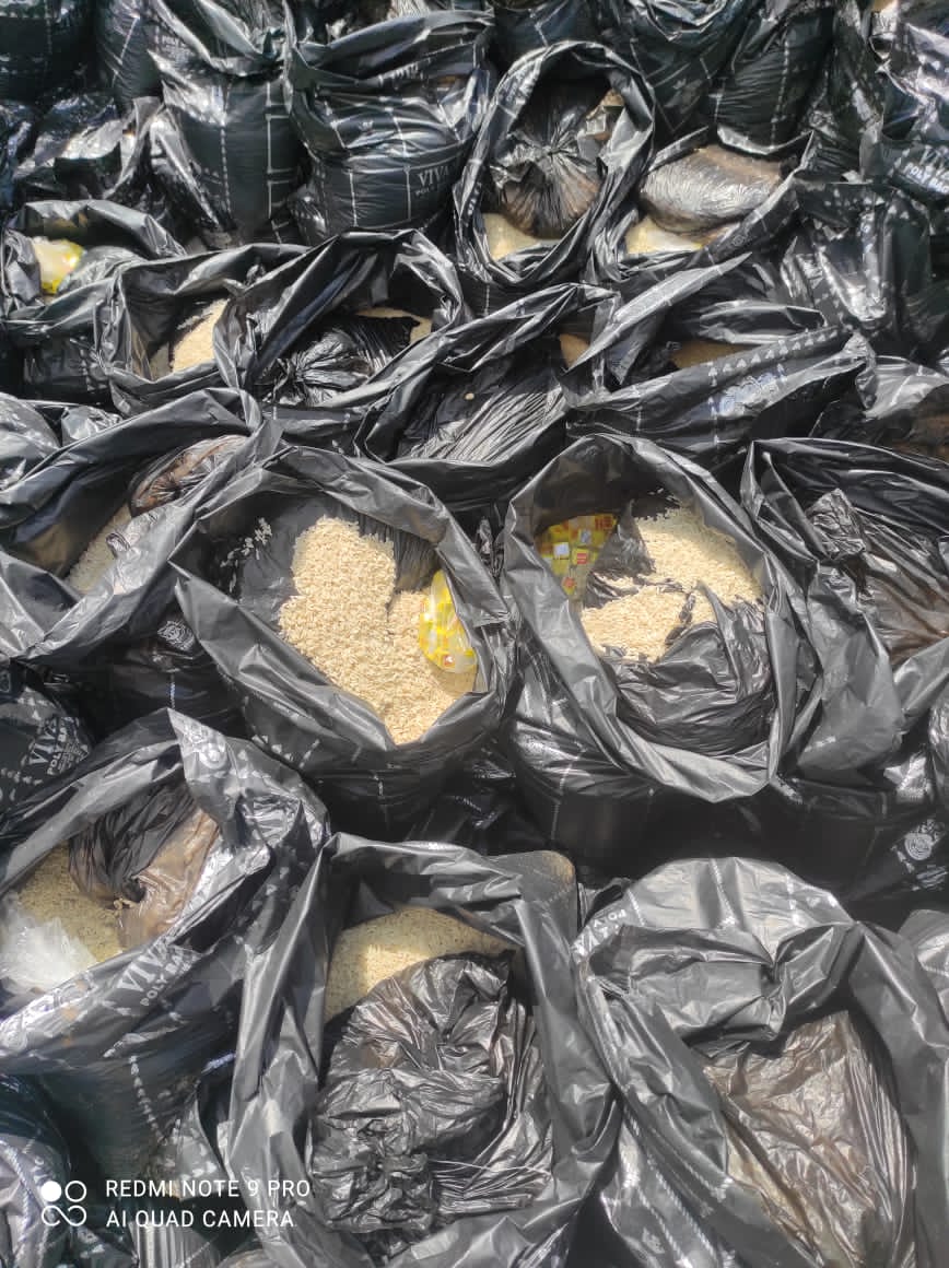 Miss Peace Niger Delta & founder leaders of tomorrow Tonwerigha Tamarabrakemi distributed food items to affected flood victims in Bayelsa State.