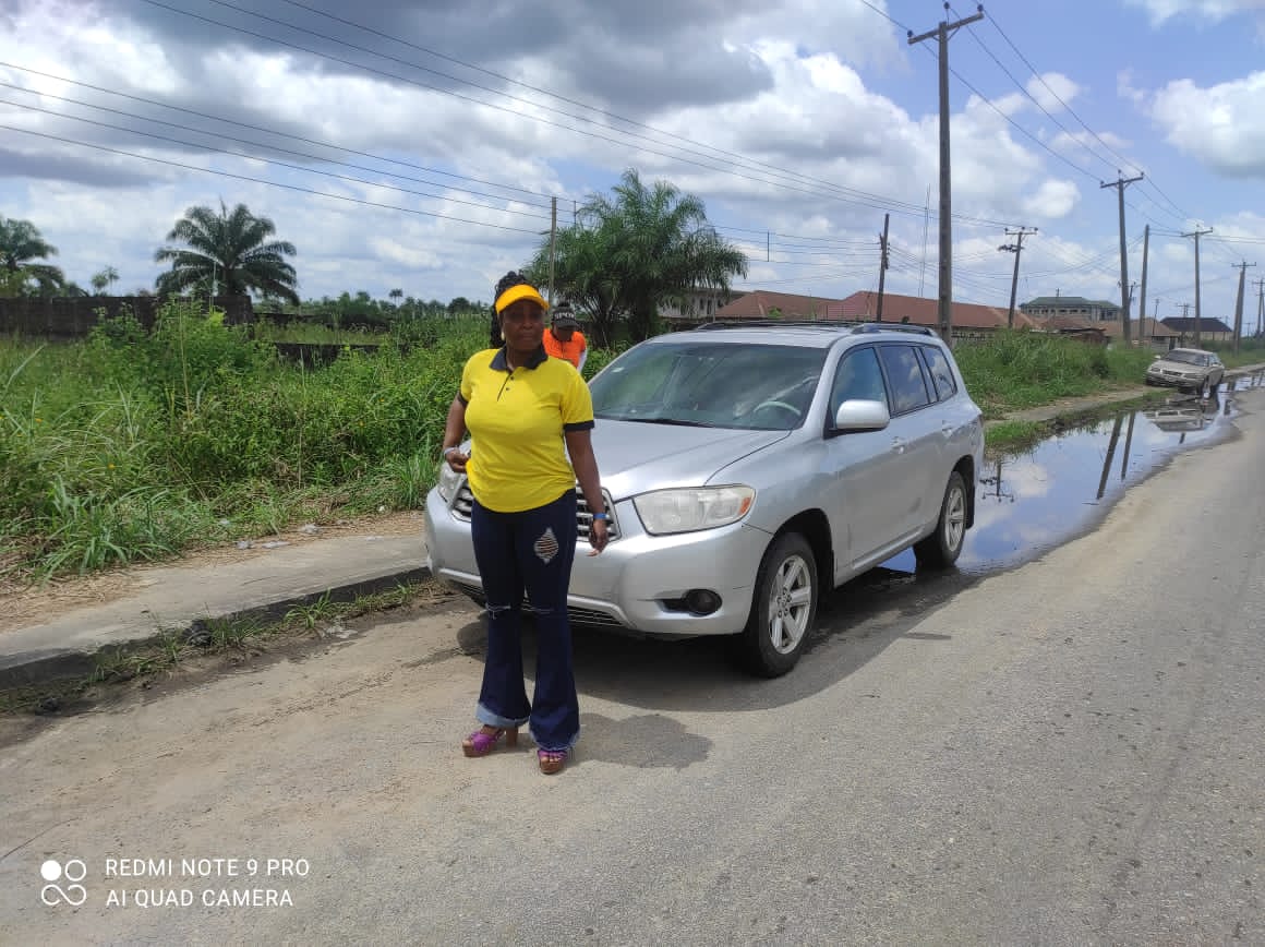 Miss Peace Niger Delta & founder leaders of tomorrow Tonwerigha Tamarabrakemi distributed food items to affected flood victims in Bayelsa State.
