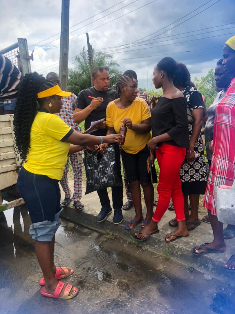 Miss Peace Niger Delta & founder leaders of tomorrow Tonwerigha Tamarabrakemi distributed food items to affected flood victims in Bayelsa State.