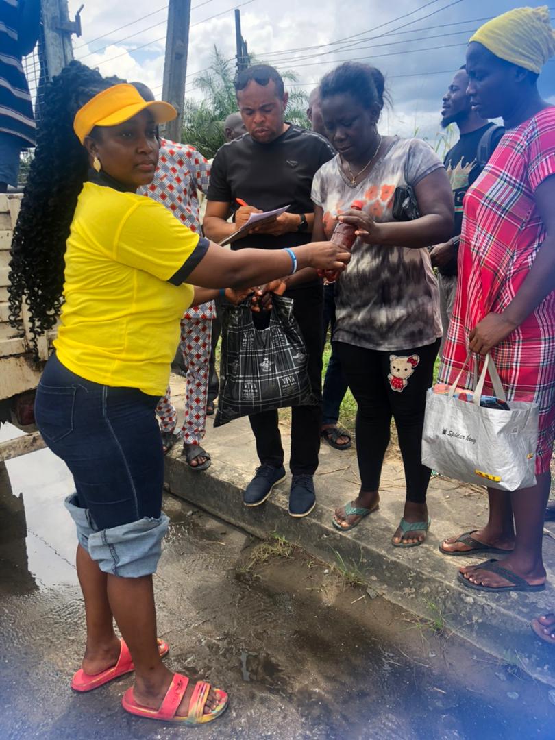 Miss Peace Niger Delta & founder leaders of tomorrow Tonwerigha Tamarabrakemi distributed food items to affected flood victims in Bayelsa State.