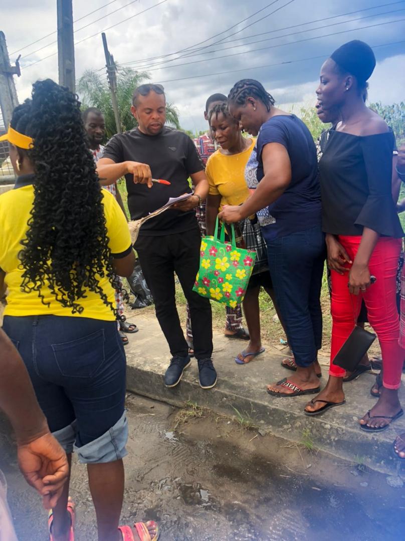 Miss Peace Niger Delta & founder leaders of tomorrow Tonwerigha Tamarabrakemi distributed food items to affected flood victims in Bayelsa State.