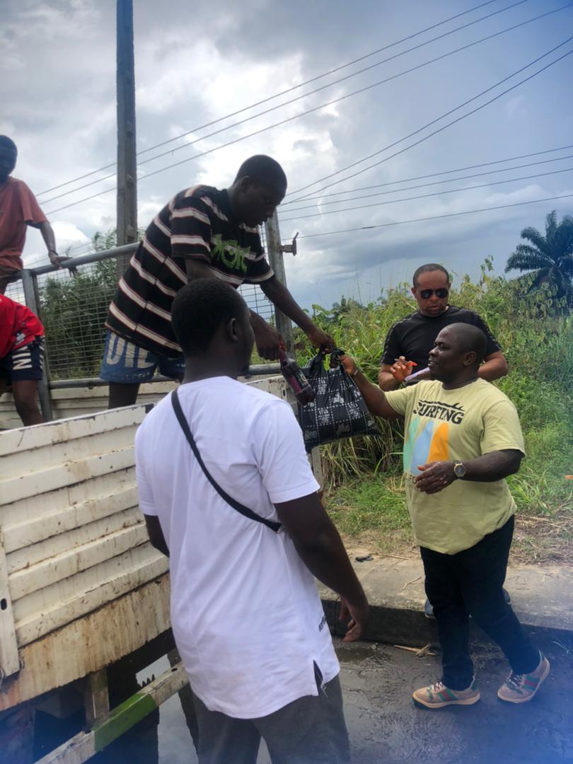 Miss Peace Niger Delta & founder leaders of tomorrow Tonwerigha Tamarabrakemi distributed food items to affected flood victims in Bayelsa State.