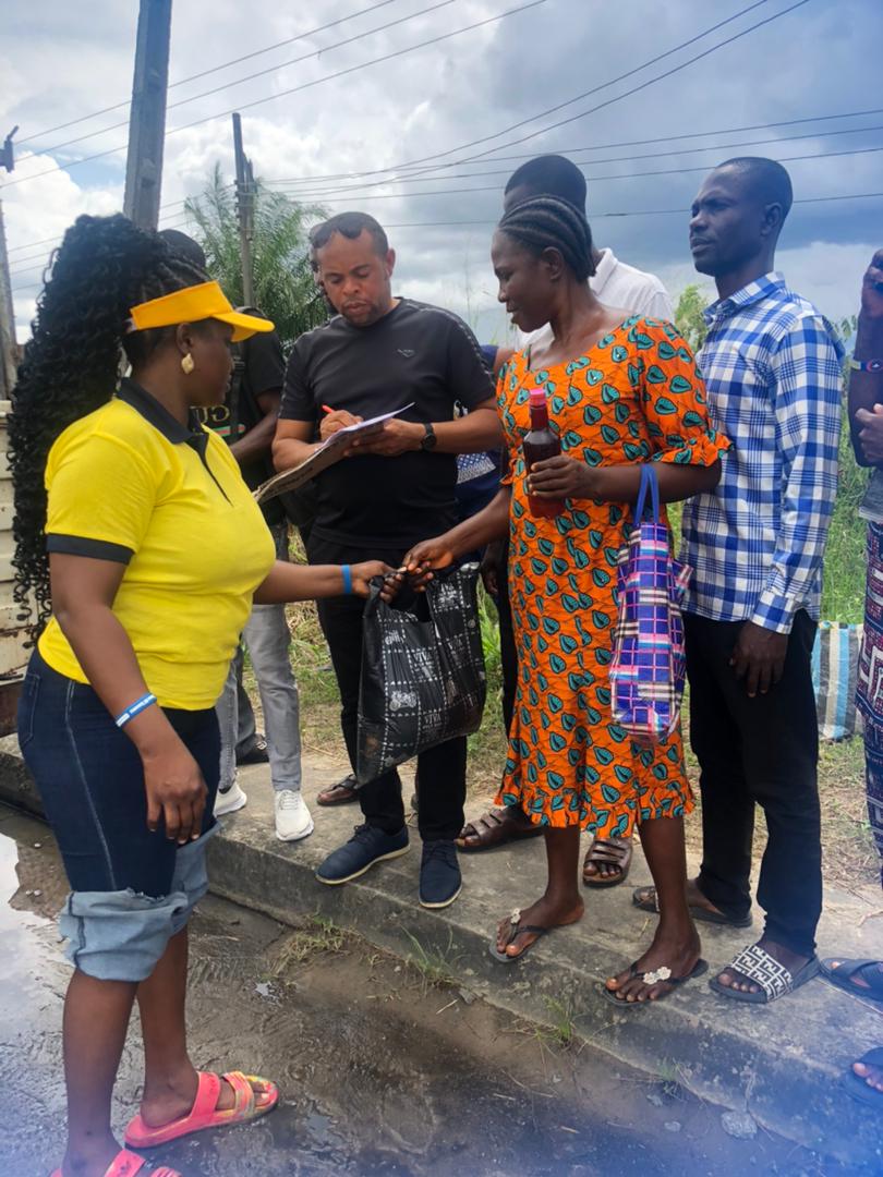 Miss Peace Niger Delta & founder leaders of tomorrow Tonwerigha Tamarabrakemi distributed food items to affected flood victims in Bayelsa State.