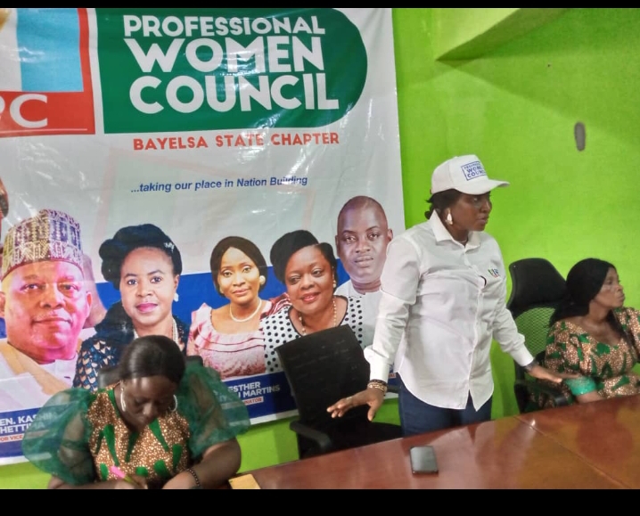 Bayelsa Flood: APC Professionals women Council distributes financial Palliative to flood victims in Bayelsa State.