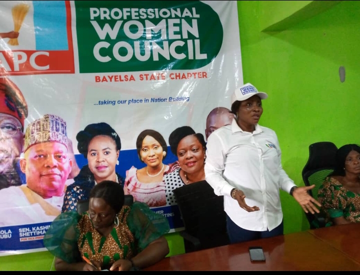 Bayelsa Flood: APC Professionals women Council distributes financial Palliative to flood victims in Bayelsa State.