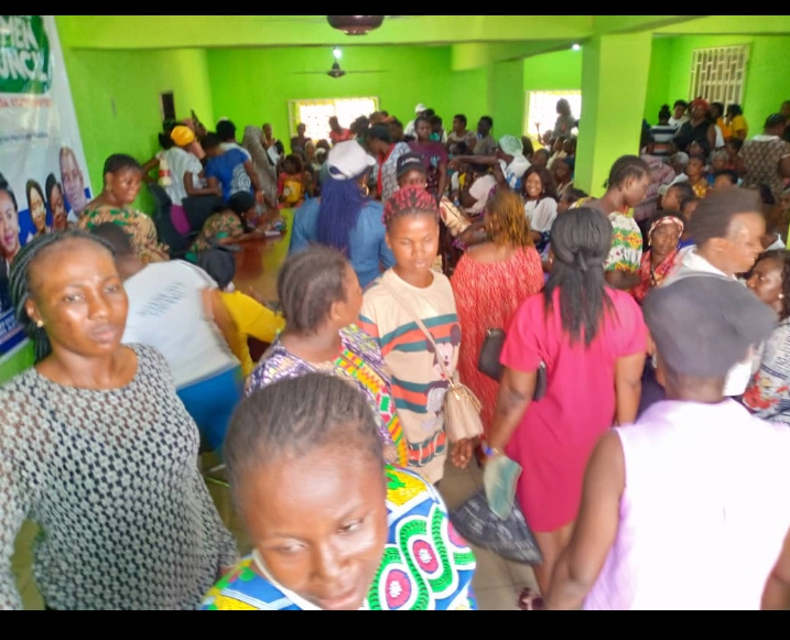 Bayelsa Flood: APC Professionals women Council distributes financial Palliative to flood victims in Bayelsa State.