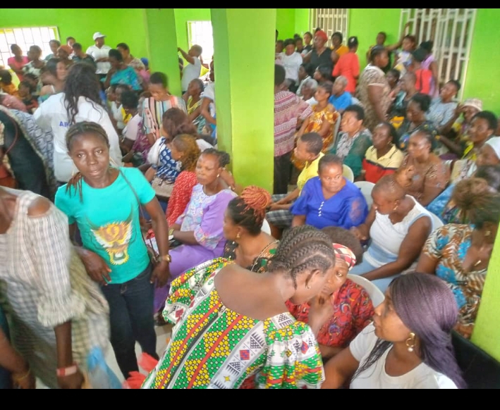 Bayelsa Flood: APC Professionals women Council distributes financial Palliative to flood victims in Bayelsa State.
