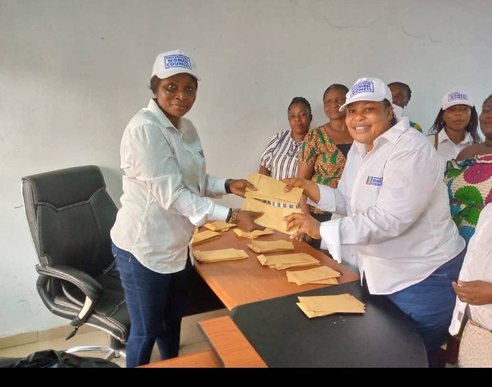 Bayelsa Flood: APC Professionals women Council distributes financial Palliative to flood victims in Bayelsa State.