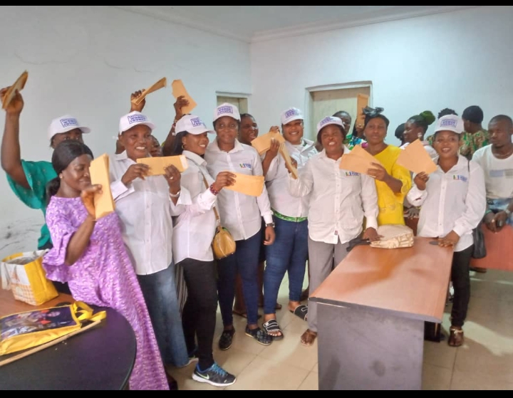 Bayelsa Flood: APC Professionals women Council distributes financial Palliative to flood victims in Bayelsa State.