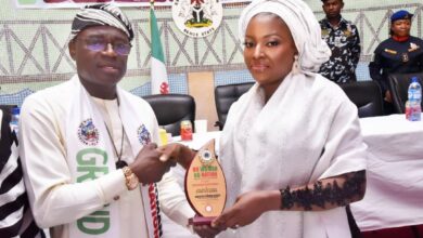 Amb. Kilgore Receives NWNN Award From Benue Governor, Rev. Alia, Donates 10,000 Bags Of Rice*